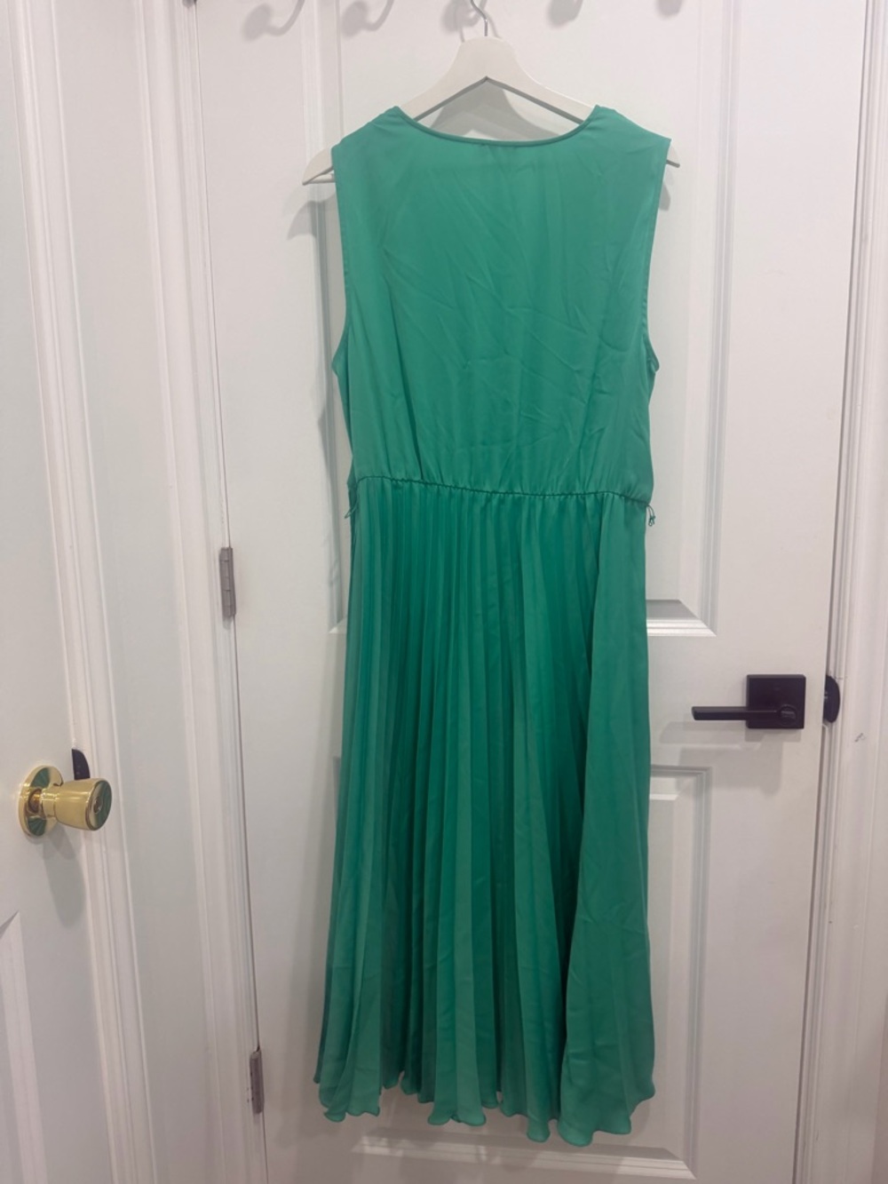Sleeveless Green Pleated V-Neck Women's Dress - Picture 3 of 4